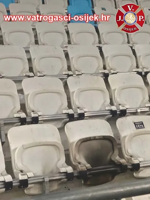 Baklje i topovski udari: Navijačko divljanje na sjeveru Opus Arene ostavilo spaljen travnjak i stolice