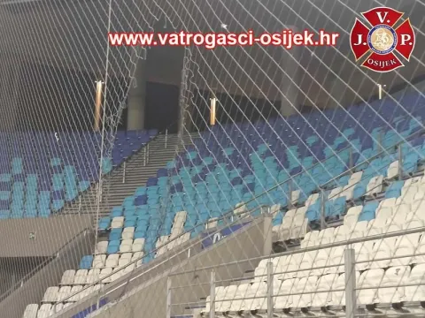 Baklje i topovski udari: Navijačko divljanje na sjeveru Opus Arene ostavilo spaljen travnjak i stolice