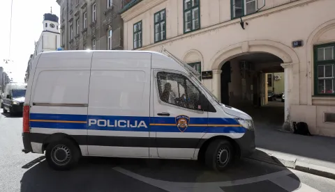 Zagreb, 05.04.2023 - Osumnjičeni u slučaju riječke sortirnice otpada dovedeni su roči&scaron;te na Županijski sud u Zagrebu. Na slici policijski kombi ulazi na Županijski sud u Zagrebu.foto HINA/ Damir SENČAR/ ds
