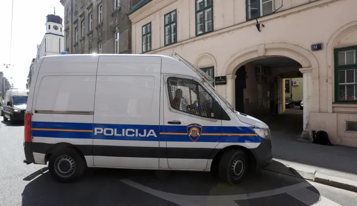 Zagreb, 05.04.2023 - Osumnjičeni u slučaju riječke sortirnice otpada dovedeni su roči&scaron;te na Županijski sud u Zagrebu. Na slici policijski kombi ulazi na Županijski sud u Zagrebu.foto HINA/ Damir SENČAR/ ds