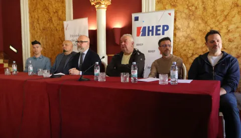 Osijek, 13. 05. 2026, Hrvatsko narodno kazali&scaron;te Osijek, HNK, svečani foajer, pressica uoči premijere operte Grofica Marica. Neven Mihić, Ladisla Vrgoč, Vladimiir Ham, Damir Lončar, Kre&scaron;imir Batinić i Dejan Jakovljević.snimio GOJKO MITIĆ