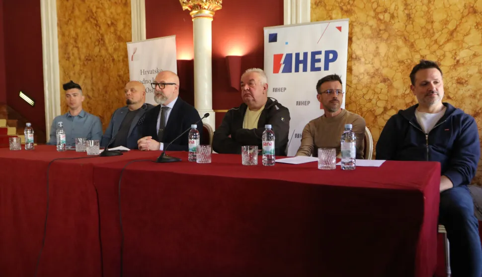 Osijek, 13. 05. 2026, Hrvatsko narodno kazali&scaron;te Osijek, HNK, svečani foajer, pressica uoči premijere operte Grofica Marica. Neven Mihić, Ladisla Vrgoč, Vladimiir Ham, Damir Lončar, Kre&scaron;imir Batinić i Dejan Jakovljević.snimio GOJKO MITIĆ