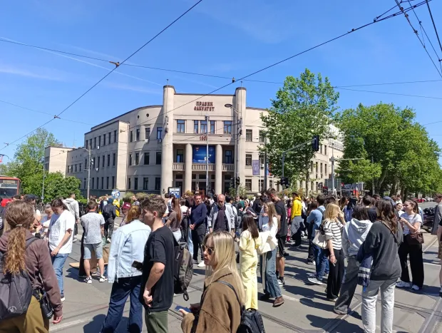 Beograd, 14.05.2026. - Beogradska policija u četvrtak je privela i za poku&scaron;aj te&scaron;kog ubojstva osumnjičila vozača nakon &scaron;to je autom poku&scaron;ao probiti 16-minutnu blokadu raskrižja kod Pravnog fakulteta kojom se svakodnevno odaje počast poginulima u padu nadstre&scaron;nice na novosadskom željezničkom kolodvoru. foto HINA/ FoNet/ Milena Vlajić/ tm
