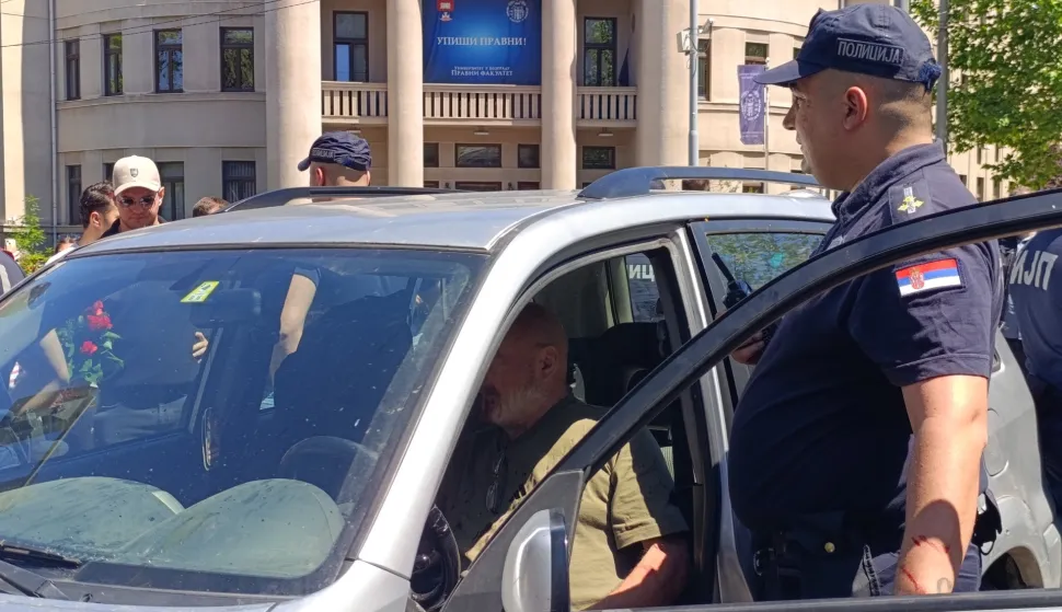 Beograd, 14.05.2026. - Beogradska policija u četvrtak je privela i za poku&scaron;aj te&scaron;kog ubojstva osumnjičila vozača nakon &scaron;to je autom poku&scaron;ao probiti 16-minutnu blokadu raskrižja kod Pravnog fakulteta kojom se svakodnevno odaje počast poginulima u padu nadstre&scaron;nice na novosadskom željezničkom kolodvoru. foto HINA/ FoNet/ Milena Vlajić/ tm
