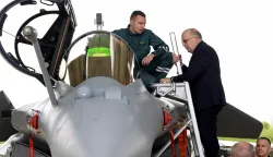 Velilka Gorica, 14.05.2026 - Potpredsjednik Vlade i minsitar obrane Ivan Anu&scaron;ić i povjerenik Europske komisije za obranu i svemir Andrius Kubilius posjetili su Hrvatsko ratno zrakoplovstvo u vojarni "Pukovnik Marko Živković" u Velikoj Gorici. Na slici Andrius Kubilis razgledava hrvatski vojni zrakoplov Rafale.foto HINA/ Damir SENČAR/ ds