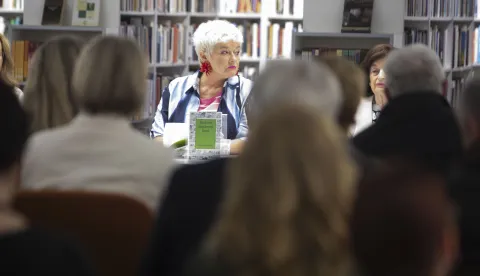 Osijek, 14.05.2026 - U sklopu 12. Zagreb Book Festivala održao se razgovor s autoricom Helenom Sablić Tomić oko njezine nove zbirke mini eseja "Bachove književne kapi". Na fotografiji Helena Sablić Tomić, Karolina Lisak Vidović, Dubravka Oraić Tolić. foto HINA/ Daniel KASAP/ dk