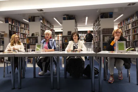 Osijek, 14.05.2026 - U sklopu 12. Zagreb Book Festivala održao se razgovor s autoricom Helenom Sablić Tomić oko njezine nove zbirke mini eseja "Bachove književne kapi". Na fotografiji Helena Sablić Tomić, Karolina Lisak Vidović, Dubravka Oraić Tolić. foto HINA/ Daniel KASAP/ dk