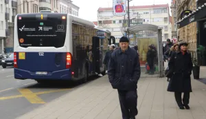 Osijek, 16. 12. 2025, Ulica Hrvatske Republike, GPP, autobusi, autobusno stajali&scaron;ete, putnici, ilustracija.snimio GOJKO MITIĆ