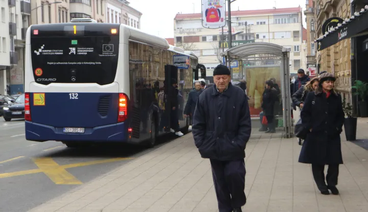 Osijek, 16. 12. 2025, Ulica Hrvatske Republike, GPP, autobusi, autobusno stajali&scaron;ete, putnici, ilustracija.snimio GOJKO MITIĆ