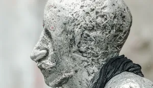 31.03.2022., Zagreb - Strossmayerovo setaliste. U ovaj kisni i prohladni dan netko se pobrinuo da ne bude hladno ni Antunu Gustavu Matosu koji je dobio jedan sal oko vrata pa tako sada bezbrizno sjedi i dalje prkosi svim vremenskim uvjetima. Photo: Sanjin Strukic/PIXSELL