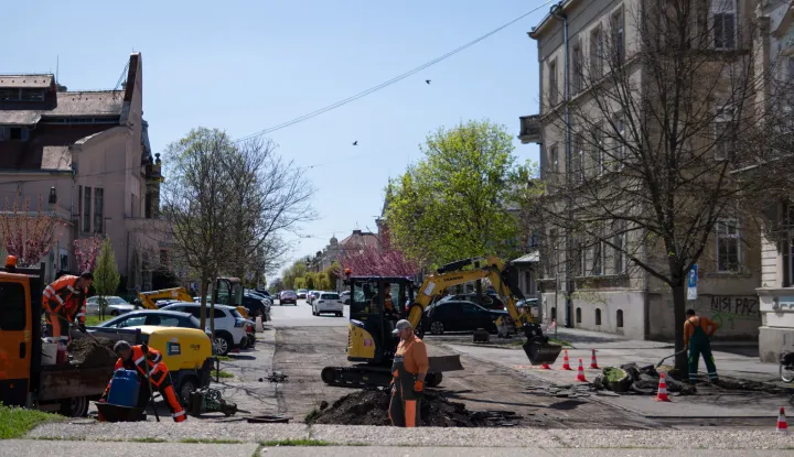 Osijek, 7. 4. 2026., Slobodnjaciradovi; gradnja; obnova; ceste; cesta; kolnik; kolnici; prometnica; prometnice; centar; promenada; Kino Urania; parking; Sakuntala park; radnici; gradnja