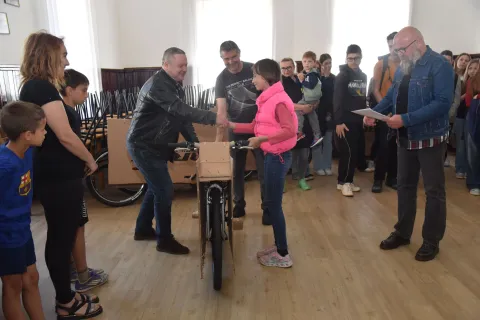 Općina učenike darovala s 34 laptopa i 44 bicikla