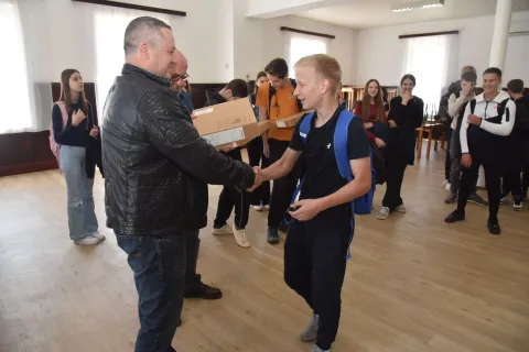Općina učenike darovala s 34 laptopa i 44 bicikla