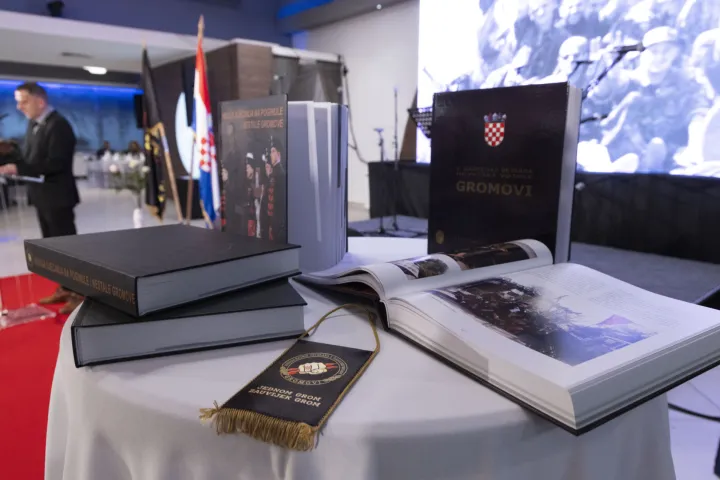 Osijek, 15.05.2026 - Predsjednik Republike Hrvatske i vrhovni zapovjednik Oružanih snaga Republike Hrvatske sudjelovao je na obilježavanju 35. obljetnice osnutka 2. gardijske brigade "Gromovi". Na fotografiji Zoran Milanović. foto HINA/ Daniel KASAP/ dk