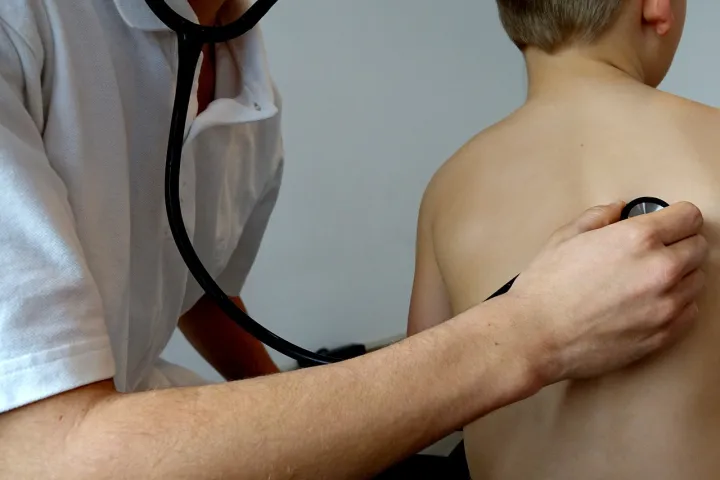 PREGLED DOKTOR PEDIJATAR DIJETE PLUĆA