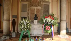 Zagreb, 08.08.2019. - Delegacija HSS-a, predvođena predsjednikom Kre&scaron;om Beljakom u povodu 91. godi&scaron;njice smrti Stjepana Radića položila je vijence i zapaliti svijeće na Radićevu grobu na zagrebačkom groblju Mirogoj. Jedan od najvećih hrvatskih političara te utemeljitelj i osnivač HSS-a, Stjepan Radić preminuo je 8. kolovoza 1928. godine od posljedica ranjavanja u Narodnoj skup&scaron;tini u Beogradu. foto HINA /Zvonimir KUHTIĆ/ zk
