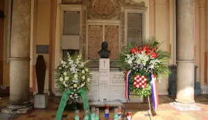 Zagreb, 08.08.2019. - Delegacija HSS-a, predvođena predsjednikom Kre&scaron;om Beljakom u povodu 91. godi&scaron;njice smrti Stjepana Radića položila je vijence i zapaliti svijeće na Radićevu grobu na zagrebačkom groblju Mirogoj. Jedan od najvećih hrvatskih političara te utemeljitelj i osnivač HSS-a, Stjepan Radić preminuo je 8. kolovoza 1928. godine od posljedica ranjavanja u Narodnoj skup&scaron;tini u Beogradu. foto HINA /Zvonimir KUHTIĆ/ zk