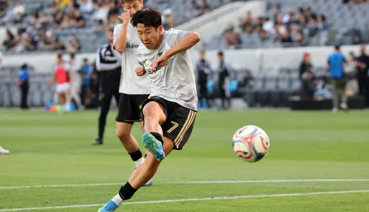 LOS ANGELES, CALIFORNIA - MAY 10: Son Heung-Min #7 of Los Angeles FC warms up prior to the MLS match between Los Angeles Football Club and Houston Dynamo FC at BMO Stadium on May 10, 2026 in Los Angeles, California. Kevork Djansezian/Getty Images/AFP (Photo by KEVORK DJANSEZIAN/GETTY IMAGES NORTH AMERICA/Getty Images via AFP)