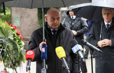 Zagreb, 16.05.2026. - Komemoracija za žrtve Bleibur&scaron;ke tragedije i Križnog puta hrvatskog naroda na groblju Mirogoj, gdje su državna izaslanstva Republike Hrvatske, predvođena predsjednikom Hrvatskog sabora, položiti vijence i zapaliti svijeće pokraj Sredi&scaron;njeg križa. Potom je vojni biskup u Republici Hrvatskoj mons. Jure Bogdan izmoliti molitvu, a dovu predstavnik Me&scaron;ihata Islamske zajednice u RH. Na slici minsitar hrvatskih branitelja Tomo Medved dao je izjavu za medije.foto HINA/ Damir SENČAR/ ds