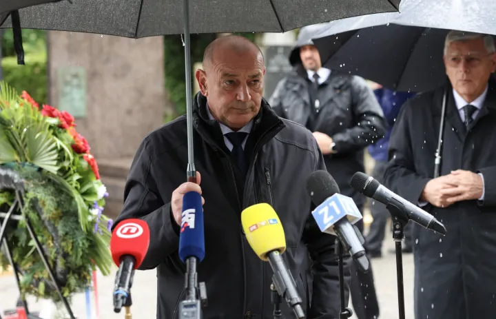 Zagreb, 16.05.2026. - Komemoracija za žrtve Bleibur&scaron;ke tragedije i Križnog puta hrvatskog naroda na groblju Mirogoj, gdje su državna izaslanstva Republike Hrvatske, predvođena predsjednikom Hrvatskog sabora, položiti vijence i zapaliti svijeće pokraj Sredi&scaron;njeg križa. Potom je vojni biskup u Republici Hrvatskoj mons. Jure Bogdan izmoliti molitvu, a dovu predstavnik Me&scaron;ihata Islamske zajednice u RH. Na slici minsitar hrvatskih branitelja Tomo Medved dao je izjavu za medije.foto HINA/ Damir SENČAR/ ds
