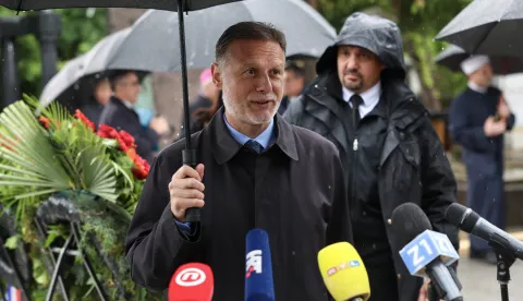 Zagreb, 16.05.2026. - Komemoracija za žrtve Bleibur&scaron;ke tragedije i Križnog puta hrvatskog naroda na groblju Mirogoj, gdje su državna izaslanstva Republike Hrvatske, predvođena predsjednikom Hrvatskog sabora, položiti vijence i zapaliti svijeće pokraj Sredi&scaron;njeg križa. Potom je vojni biskup u Republici Hrvatskoj mons. Jure Bogdan izmoliti molitvu, a dovu predstavnik Me&scaron;ihata Islamske zajednice u RH. Na slici predsjednik Hrvatskog sabora Gordan Jandroković dao je izjavu za medije.foto HINA/ Damir SENČAR/ ds
