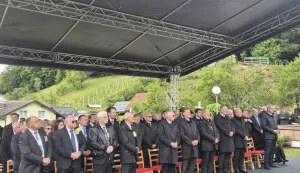 Macelj, 16.05.2026. - Svetom misom kod crkve Muke Isusove u Maclju u subotu je obilježena 81. obljetnica Bleibur&scaron;ke tragedije i Križnog puta hrvatskog naroda, a misno slavlje predvodio je vojni ordinarij u Republici Hrvatskoj mons. Jure Bogdan, uz sudjelovanje državnog vrha, braniteljskih i stradalničkih udruga te brojnih vjernika i hodočasnika. foto HINA/ Sini&scaron;a KALAJDŽIJA/ tm