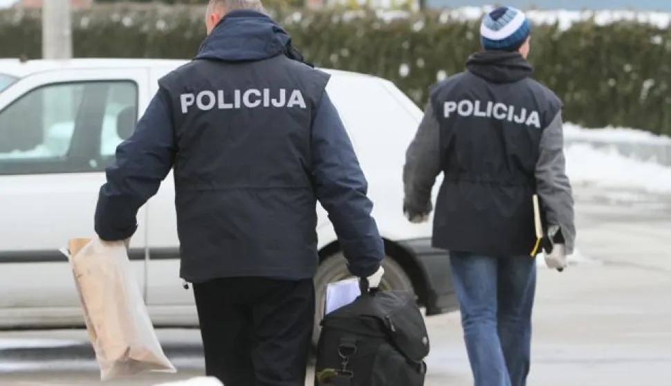 03.02.2013., Koprivnica - Koprivnicki policajci su 2. veljace oko 11 sati u kuci u prigradskom naselju Staglinec pronasli tijelo muskarca starog 61 godinu. Rijec je o Ivi Kralju za kojeg su utvrdili da je ubijen u svojoj kuci, no prije zavrsetka istrage ne zele objaviti pojedinosti. Krim policajci su danas u sklopu pretrage terena izuzimali dokazni materijal iz kontejnera za smece udaljenih 50-ak metara od kuce pokojnika, no nisu zeljeli otkriti sto su pronasli. Photo: Marijan Susenj/PIXSELL
