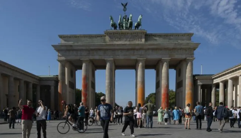 17 September 2023, Berln, Berlin: People are on the move at the Brandenburg Gate, which members of the climate protection group Last Generation sprayed with orange paint on Sunday morning. According to the police, they arrested 13 members on the spot. Photo: Paul Zinken/dpa Photo: Paul Zinken/DPA