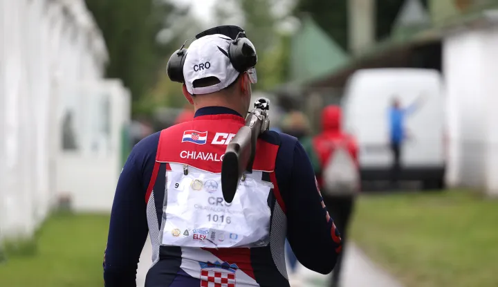 Drugi natjecateljski dan i drugo hrvatsko srebro na U18 Europskom prvenstvu u disciplini trap, koje do utorka traje na osječkom Pampasu. 