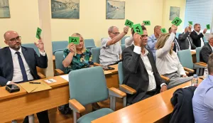 Vukovar, 17.07.2025. - U Gradskoj vijećnici Grada Vukovara održana je 2. konstituirajuća sjednica Gradskog vijeća Grada Vukovara. Sa 12 za i 6 suzdržanih izabran je za predsjednika Gradskog vijeća Ivan Bendra, te je Gradsko vijeće konstituirano. foto HINA/ Gordan Panić/ tm