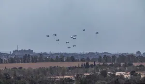 epa12275631 Humanitarian aid is airdropped by UAE air forces over the central Gaza Strip, as seen from southern Israel, 31 July 2025. EPA/ATEF SAFADI