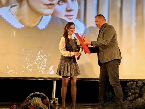 Gradonačelnik Županje Damir Juzba&scaron;ić uručio je nagradu Mateji Tustanovskifoto: VSŽ