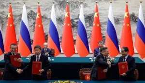 Russian President Vladimir Putin and Chinese President Xi Jinping look on as officials exchange with agreement folders during a signing ceremony at the Great Hall of the People in Beijing, China May 20, 2026. REUTERS/Maxim Shemetov/Pool  TPX IMAGES OF THE DAY Photo: MAXIM SHEMETOV/REUTERS