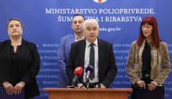 Zagreb, 19.05.2026 - Konferencija za medije na kojoj su predstavljeni jedan pravilnik, dva prijedloga pravilnika te jednu izmjenu i dopunu programa državne potpore iz područja poljoprivrede, &scaron;umarstva i ribarstva. Na slici državni tajnik Marinko Beljo (C), ravnateljica Uprave za poljoprivredno zemlji&scaron;te, biljnu proizvodnju i trži&scaron;te Sandra Zokić (L), ravnatelj Uprave za stočarstvo i kvalitetu hrane Mato Čačić (2L), ravnateljica Uprave za potpore poljoprivredi i ruralnom razvoju Željka Gudelj Velaga (D).foto HINA/ Damir SENČAR/ ds