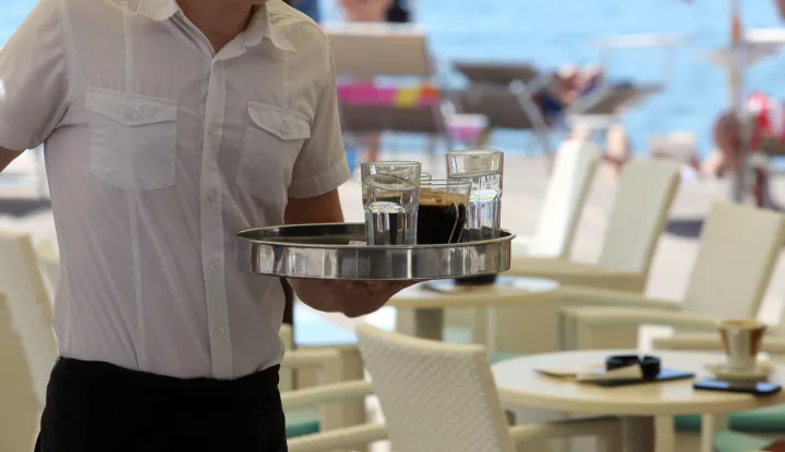 Konobari u ugostiteljskim objektima na moru 07.07.2018., Opatija - Konobar u ugostiteljskom objektu na moru. rrPhoto: Goran Kovacic/PIXSELL 