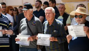 ZADAR - 19.05.2026 - Tihi prosvjed "19 minuta &scaron;utnje za Luku" održan ispred Županijskog suda Zadar povodom tragedije ubojstva Luke MIlovca u Drni&scaron;u