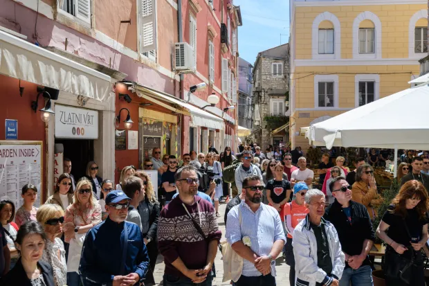 ZADAR - 19.05.2026 - Tihi prosvjed "19 minuta &scaron;utnje za Luku" održan ispred Županijskog suda Zadar povodom tragedije ubojstva Luke MIlovca u Drni&scaron;u