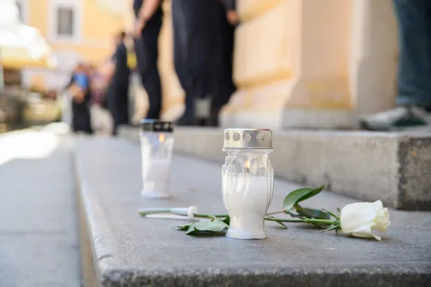 ZADAR - 19.05.2026 - Tihi prosvjed "19 minuta &scaron;utnje za Luku" održan ispred Županijskog suda Zadar povodom tragedije ubojstva Luke MIlovca u Drni&scaron;u