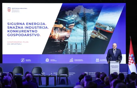 Zagreb, 20.05.2026 - Ministarstvo gospodarstva organiziralo je konferenciju "Sigurna energija - snažna industrija - konkurentno gospodarstvo: Gospodarski plan za Hrvatsku". U okviru konferencije predstavljen je dokument Nacionalni plan za razvoj industrije Republike Hrvatske 2027. - 2034. Programa obuhvaća i dodjelu ugovora i odluka o financiranju u okviru programa "Naukovanje za obrtnička zanimanja" i IRI S3 - "Povećanje razvoja novih proizvoda i usluga koji proizlaze iz aktivnosti istraživanja i razvoja". Na slici minisatar gospodarstva Ante &Scaron;u&scaron;nar govori tijekom konferencije.foto HINA/ Damir SENČAR/ ds