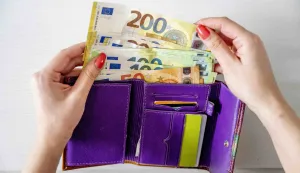 Illustration - Banknotes euros 50 euros, 200 euros and 100 euros in a wallet. Purchasing power will fall by an average of 2.5 percent this year. Due to the high inflation in recent months, purchasing power could already be expected to decline this year. And there are also the sharply increased energy prices due to the war in Ukraine. Netherlands on March 12, 2022. Photo by Robin Utrecht/ABACAPRESS.COM