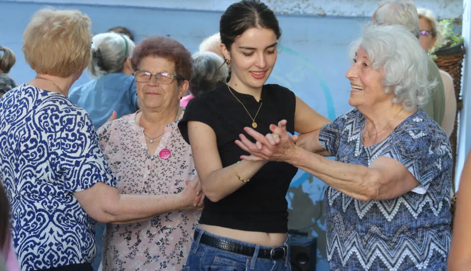 Osijek, 21. 05. 2026, Dvori&scaron;te Dnevnog boravka i DAteljea, Županijska. U na&scaron;em dvori&scaron;tu - međugeneracijsko druženje..snimio GOJKO MITIĆ