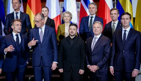 15 December 2025, Berlin: French President Emmanuel Macron (front l-r), German Chancellor Friedrich Merz (CDU), Volodymyr Zelensky, President of Ukraine, Steve Witkoff, Special Envoy of the United States, Jared Kushner, entrepreneur and former Chief Advisor to the President of the United States, and Mark Rutte (back l-r), Secretary General of NATO, Mette Frederiksen, Prime Minister of Denmark, Ursula von der Leyen, President of the European Commission, Dick Schoof, Prime Minister of the Netherlands, and Ulf Kristersson, Prime Minister of Sweden, stand together for a group photo at the beginning of the Ukraine summit in the Federal Chancellery. Discussions on a possible peace in Ukraine take place in Berlin. Photo: Kay Nietfeld/dpa-Pool/dpa Photo: Kay Nietfeld/DPA