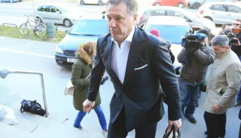 29.11.2016., Osijek - Dolazak Zdravka Mamica i Milana Pernara u pratnji odvjetnika na sjednicu optuznog vijeca na Zuoanijskom sudu u slucaju koji se vodi protiv brace Mamic, Damira Vrbanovica i poreznika Milana Pernara. Photo: Davor Javorovic/PIXSELL------crna4 st color