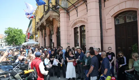 21.05.2026., Osijek - Prosvjed povodom odluke Uprave Kazali&scaron;ta o ukidanju odredenih radnih mjesta. Posljedica ove odluke bit ce otkazivanje ugovora o radu najugrozenijim kategorijama radnika - dijelu tehnickog osoblja, spremacicama i vatrogascima. Photo: David Jerkovic/PIXSELL