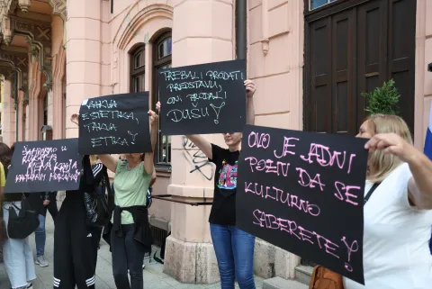 21.05.2026., Osijek - Prosvjed povodom odluke Uprave Kazali&scaron;ta o ukidanju odredenih radnih mjesta. Posljedica ove odluke bit ce otkazivanje ugovora o radu najugrozenijim kategorijama radnika - dijelu tehnickog osoblja, spremacicama i vatrogascima. Photo: David Jerkovic/PIXSELL