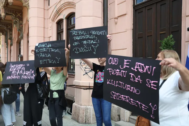 21.05.2026., Osijek - Prosvjed povodom odluke Uprave Kazali&scaron;ta o ukidanju odredenih radnih mjesta. Posljedica ove odluke bit ce otkazivanje ugovora o radu najugrozenijim kategorijama radnika - dijelu tehnickog osoblja, spremacicama i vatrogascima. Photo: David Jerkovic/PIXSELL