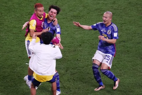 epa10342837 Ao Tanaka of Japan celebrates the 2-1 goal with his teammates during the FIFA World Cup 2022 group E soccer match between Japan and Spain at Khalifa International Stadium in Doha, Qatar, 01 December 2022. EPA/Abedin Taherkenareh