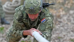 Zavr&scaron;eno natjecanje za najbolji tim Gardijske oklopno-mehanizirane brigadeNa vojnom poligonu Ga&scaron;inci kod Đakova zavr&scaron;eno je vojničko natjecanje Najbolji borbeni tim Gardijske oklopno-mehanizirane brigade (GOMBR). Nakon &scaron;to su najbrže pre&scaron;li stazu dugu oko 25 kilometara i ukupno najučinkovitije svladali dvanaest radnih točaka te jučera&scaron;nje kvalifikacijsko gađanje, pobjedu je odnio tim Vojnoobavje&scaron;tajne satnije | Foto: MORH/ T. Brandt