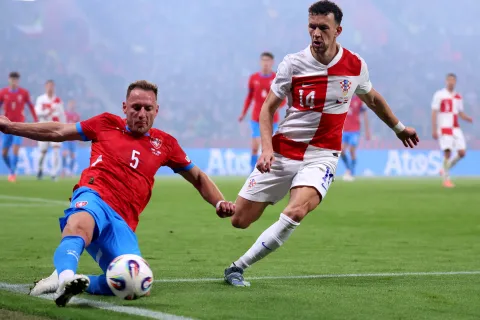 Prag, 09.10.2025 - Utakmica kvalifikacija za Svjetsko nogometno prvenstvo Če&scaron;ka - Hrvatska na Fortune stadionu u Pragu. Na slici Vladimir Coufal, Ivan Peri&scaron;ić.foto HINA/ Damir SENČAR/ ds