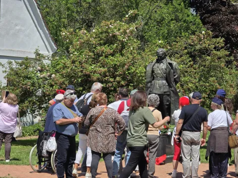 Kumrovec, 23.05.2026. - Tisuće posjetitelja okupile su se u subotu u Kumrovcu na manifestaciji Dan mladosti i radosti, koja se održava povodom 25. svibnja, nekada&scaron;njeg Dana mladosti i rođendana Josipa Broza Tita, pri čemu su poslane poruke o važnosti antifa&scaron;izma i povijesnoj ulozi Tita i biv&scaron;e SFRJ. foto HINA/ Sini&scaron;a KALAJDŽIJA/ ml